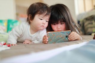 子供と動画 静かになるのでスマホやタブレットで動画を観せるけどこれってどう かわいいアイランド